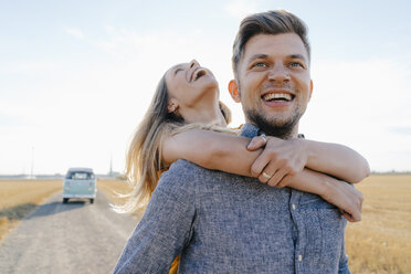 Happy young couple at camper van in rural landscape - GUSF01469