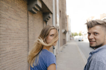 Belgium, Tongeren, happy young couple in the city - GUSF01481