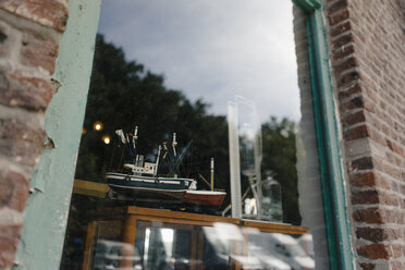 Belgien, Tongeren, Modellschiff im Schaufenster eines Antiquitätengeschäfts - GUSF01492