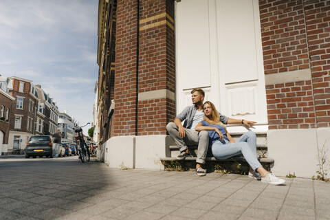 Niederlande, Maastricht, junges Paar bei einer Pause in der Stadt, lizenzfreies Stockfoto