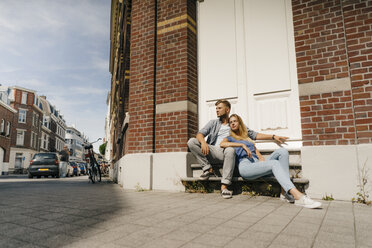 Niederlande, Maastricht, junges Paar bei einer Pause in der Stadt - GUSF01498