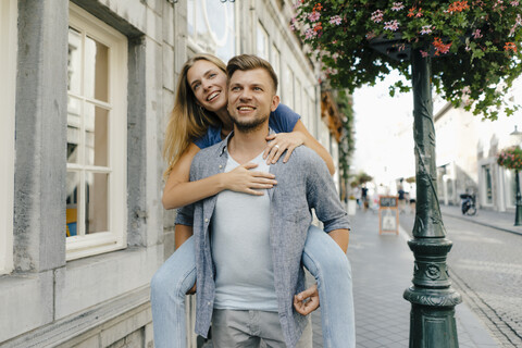 Niederlande, Maastricht, glückliches junges Paar in der Stadt, lizenzfreies Stockfoto