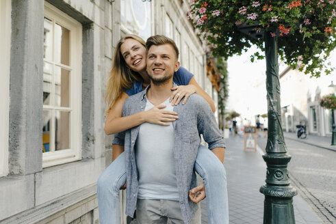 Niederlande, Maastricht, glückliches junges Paar in der Stadt - GUSF01511