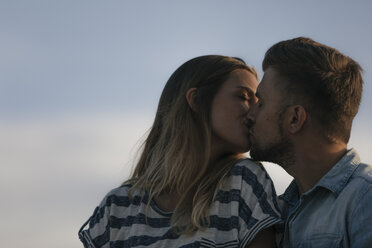 Junges Paar küsst sich im Freien - GUSF01554