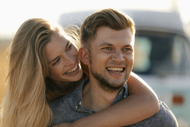 Happy affectionate young couple at camper van - GUSF01566