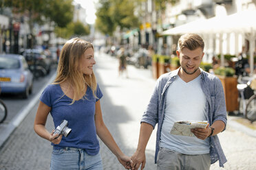Niederlande, Maastricht, glückliches junges Paar erkundet die Stadt - GUSF01593