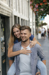 Netherlands, Maastricht, happy young couple in the city - GUSF01598