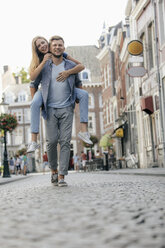 Netherlands, Maastricht, happy young couple in the city - GUSF01605