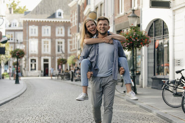 Netherlands, Maastricht, happy young couple in the city - GUSF01606