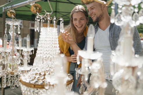 Belgien, Tongeren, glückliches junges Paar auf einem Antiquitätenflohmarkt - GUSF01616