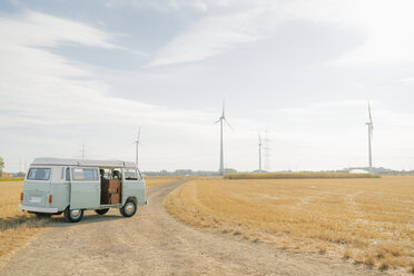 Wohnmobil auf unbefestigtem Weg in ländlicher Landschaft mit Windrädern geparkt - GUSF01653