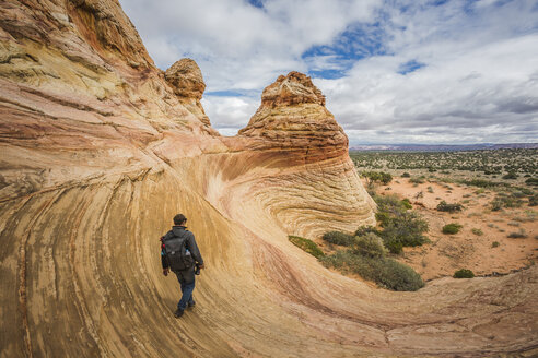 USA, Arizona, Kanab, Coyote Buttes, man walking down - FCF01660