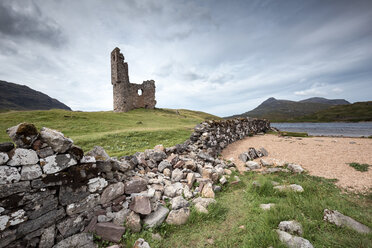 Vereinigtes Königreich, Schottland, Sutherland, Ardvreck Castle at Loch Assynt - ELF01947