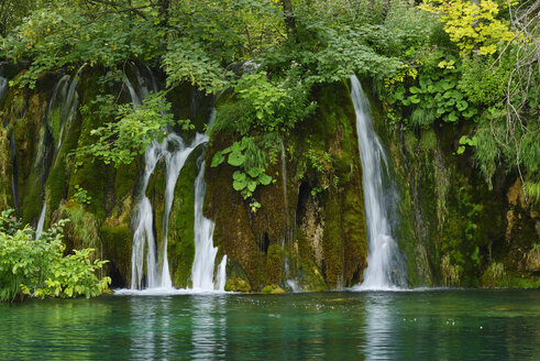 Wasserfall im Nationalpark Plitvicer Seen, UNESCO-Welterbe, Kroatien - RUEF02028