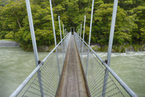 Brücke über den Makarora River in der Nähe des Haast Highway, Südinsel, Neuseeland - RUEF02031