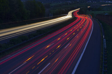 Deutschland, Rücklichter auf der Autobahn - RUEF02038