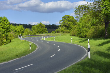 Kurvenreiche Straße auf dem Lande, Bayern, Deutschland - RUEF02039