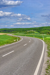 Kurvenreiche Straße auf dem Lande, Bayern, Deutschland - RUEF02042