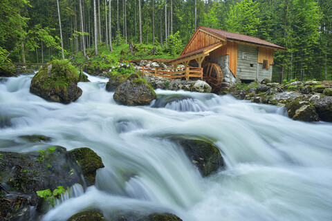 Alte Mühle am Schwarzbach in der Nähe des berühmten Golling-Wasserfalls im Frühjahr, Österreich, lizenzfreies Stockfoto