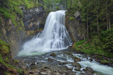 Alte Mühle am Schwarzbach in der Nähe des berühmten Golling-Wasserfalls im Frühjahr, Österreich - RUEF02055