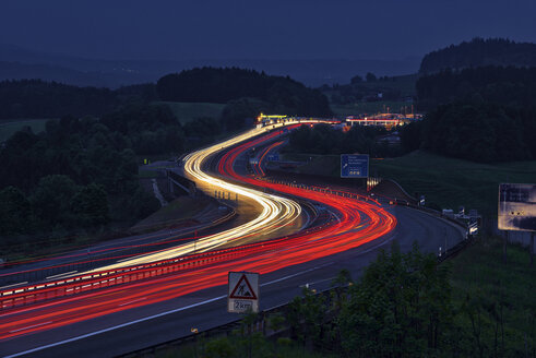 Deutschland, Rücklichter auf der Autobahn - RUEF02057