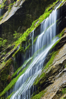 Wasserkaskaden an den Klippen der berühmten Wimbachklamm, Nationalpark Berchtesgaden, Bayern, Deutschland - RUEF02059