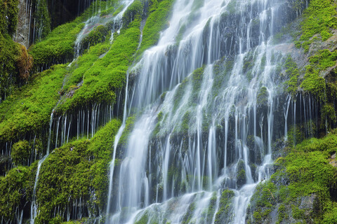 Wasserkaskaden an den Klippen der berühmten Wimbachklamm, Nationalpark Berchtesgaden, Bayern, Deutschland, lizenzfreies Stockfoto