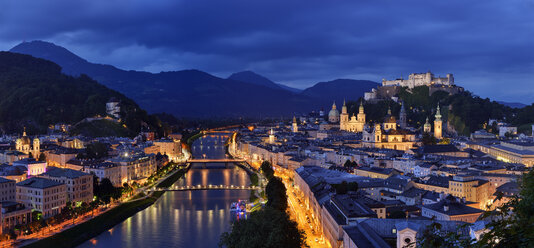Österreich, Salzburg, Monchsberg mit Festung Hohensalzburg in der Abenddämmerung - RUEF02063