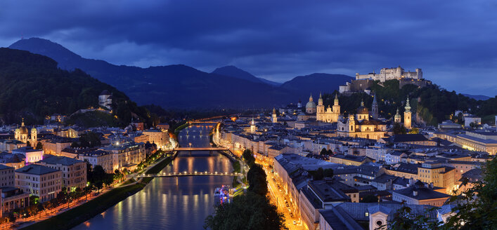 Österreich, Salzburg, Monchsberg mit Festung Hohensalzburg in der Abenddämmerung - RUEF02063