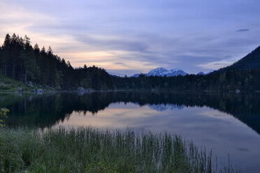 Germany, Bavaria, Berchtesgadener Land, Lake Hintersee - RUEF02068