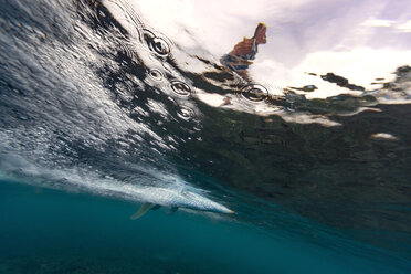 Malediven, Unterwasseransicht der Welle, Surfer auf Surfbrett, Unterwasseraufnahme - KNTF02303