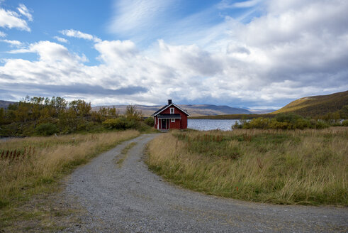 Finland, Lappland, Kilpisjaervi, wooden hut at lake - PSIF00161