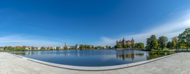 Germany, Mecklenburg-Western Pomerania, Schwerin, Lake Schwerin, terrace, 'Schwimmende Wiese' - FRF00762