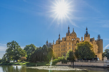 Deutschland, Mecklenburg-Vorpommern, Schwerin, Schweriner Schloss gegen die Sonne - FR00764