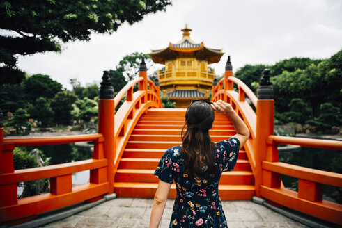 China, Hongkong, Diamond Hill, Nan Lian Garden, Weibliche Touristin vor dem Goldenen Pavillon der absoluten Perfektion - GEMF02530