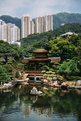 China, Hongkong, Diamond Hill, Teich im Nan Lian Garten, umgeben von Wolkenkratzern - GEMF02533