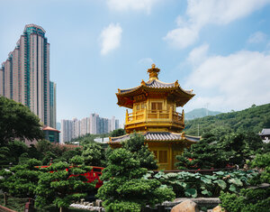 China, Hongkong, Diamond Hill, Nan Lian Garden, Goldener Pavillon der absoluten Perfektion umgeben von Wolkenkratzern - GEMF02535