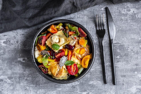 Ravioli-Salat mit Tomaten, Weintrauben, Mozzarella und Basilikum - SARF03970