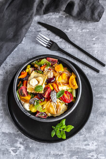 Ravioli-Salat mit Tomaten, Weintrauben, Mozzarella und Basilikum - SARF03971