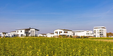 Deutschland, Baden-Württemberg, Sindelfingen, Darmsheim, Neubaugebiet, modernes Mehrfamilienhaus, lizenzfreies Stockfoto