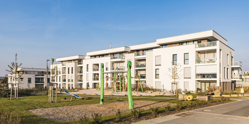 Deutschland, Baden-Württemberg, Sindelfingen, Darmsheim, Neubaugebiet, modernes Mehrfamilienhaus - WDF04861