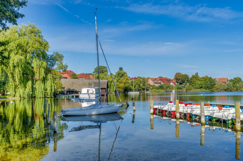 Deutschland, Mecklenburg-Vorpommern, Zarrentin, Naturpark Lauenburgische Seen, Schaalsee, Segelboot - FRF00766