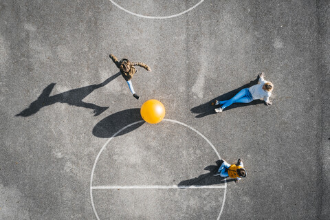 Österreich, Luftaufnahme, Blick auf Basketballfeld mit großem Ball, lizenzfreies Stockfoto