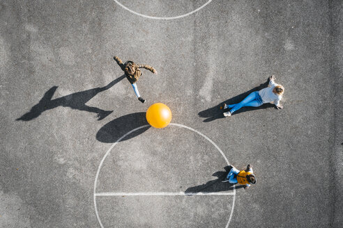 Österreich, Luftaufnahme, Blick auf Basketballfeld mit großem Ball - HMEF00098