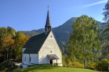 Deutschland, Oberbayern, Chiemgau, bei Schleching, Streichen Kirche - LBF02261