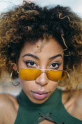 Portrait of cool young woman wearing yellow sunglasses - JCMF00005