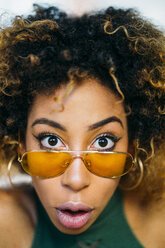 Porträt einer erstaunten jungen Frau mit Sonnenbrille - JCMF00006