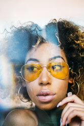Porträt einer modischen jungen Frau mit gelber Sonnenbrille - JCMF00009
