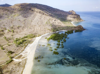 Indonesien, Sumbawa, West-Sumbawa, Luftaufnahme von Jelengah Strand - KNTF02322