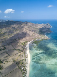 Indonesien, Sumbawa, West-Sumbawa, Luftaufnahme von Jelengah Strand - KNTF02323